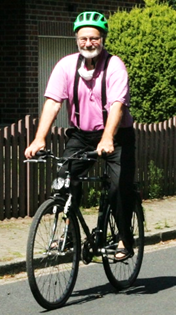 Ein Bild, das Fahrrad, draußen, fahrend, Person enthält.

Automatisch generierte Beschreibung